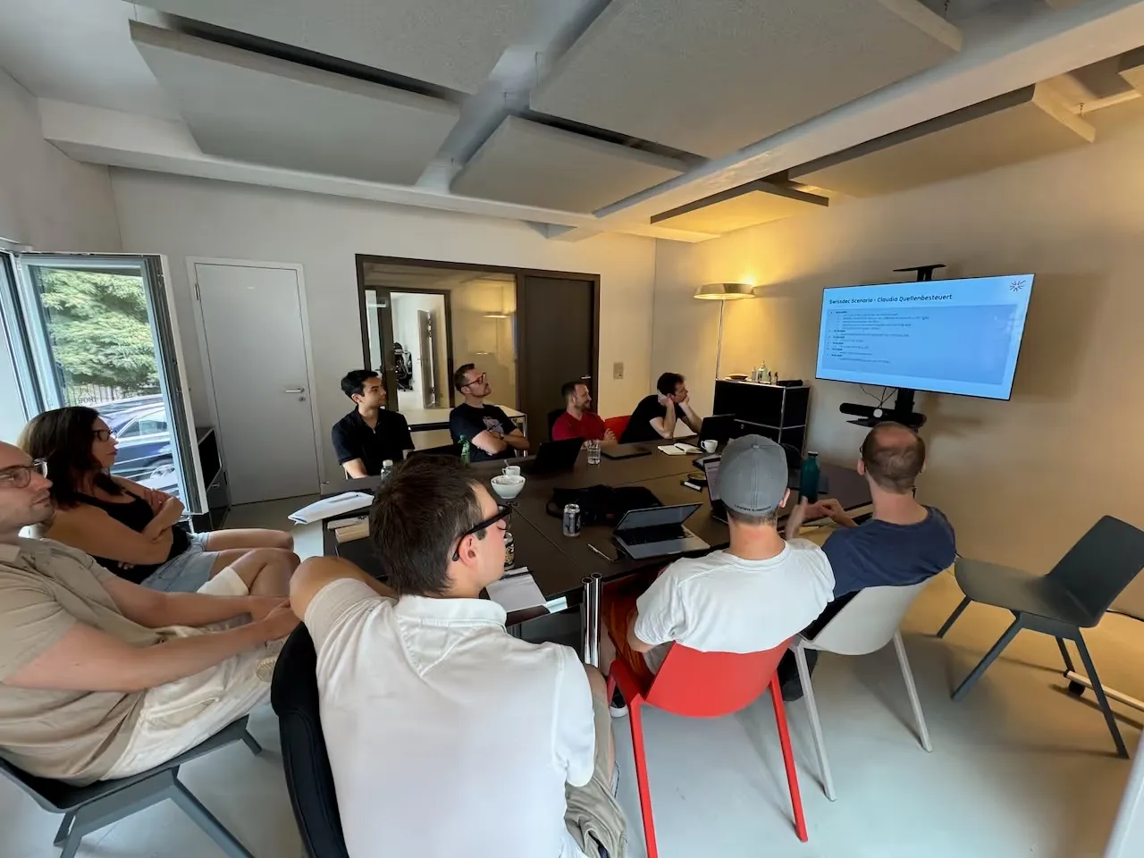 Das Team von Paymira bei einer Besprechung im Büro