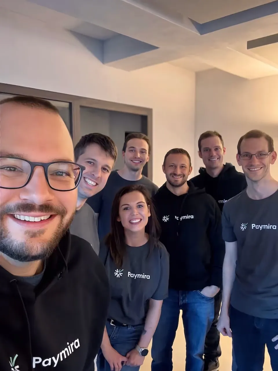 Das Team von Paymira im Büro